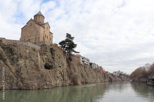 Świątynia Metechi nad rzeką Kurą, pomnik króla Wachtanga Gorgasali, Tbilisi, Gruzja