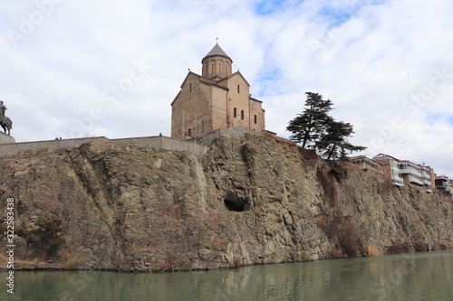 Świątynia Metechi nad rzeką Kurą, pomnik króla Wachtanga Gorgasali, Tbilisi, Gruzja