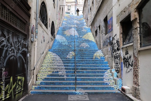 Traboule lyonnaise appeée "passage Mermet" et son escalier peint - passage entre la rue René Leynaud et la rue Burdeau - 1 er arrondissement - Ville de Lyon - Département du Rhône - France 