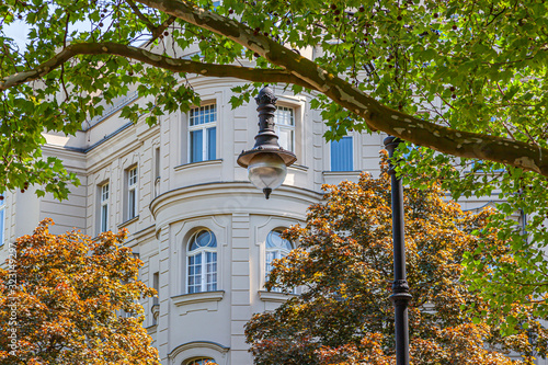 Berlin Kurfürstendamm, historische Laterne mit denkmalgeschützter Gründerzeit Fassade, Luxusimmobilien, Luxuswohnungen, beste Lage, Berliner Westen, Herrschaftswohnungen, Erker, Architektur, Ecke