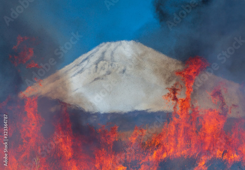 東富士演習場から野焼きの炎にゆがむ富士山