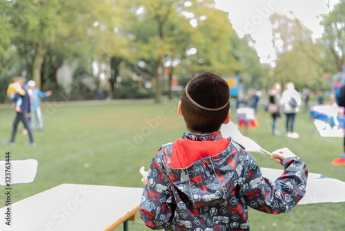 jüdische Kinder spielen in Park in Hamburg