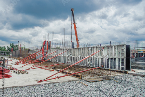 Wall formwork on the construction of retaining walls