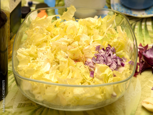 préparation de la salade coupée dans le saladier