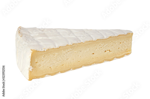 part de fromage brie isolé sur fond blanc