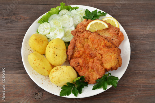 kotlet schabowy z ziemniakamii i mizerią