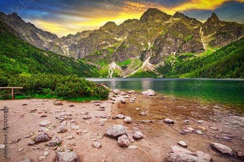 Oko Denny jezioro w Tatrzańskich górach przy zmierzchem, Polska