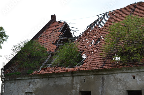 Dziura w dachu, zniszczone zabudowania zespołu pałacowego w Msciwojowie, Dolny Śląsk, Polska