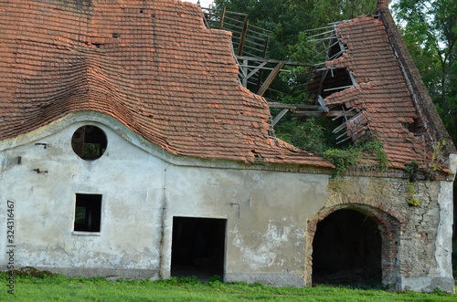 Dziura w dachu, zniszczone zabudowania zespołu pałacowego w Msciwojowie, Dolny Śląsk, Polska