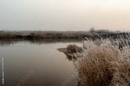 Szron i mgła nad rzeką, Dolina Narwi,Rzeka Narew, Podlasie, Polska