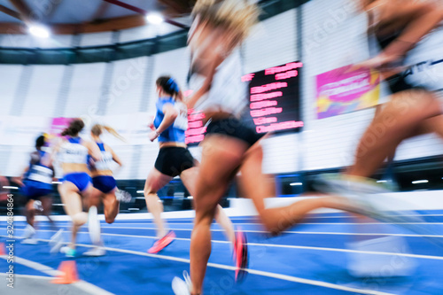 sport athlétisme course coureur feminin femme flou compétition piste stade jo olympique