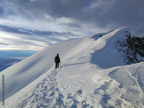 samotny wędrowiec podczas górskiej wędrówki. Tatry Polska