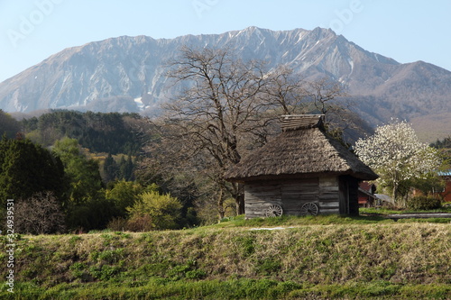 鳥取県 江府町 御机地区 茅葺き屋根の小屋