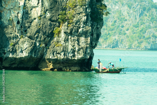 베트남 하롱베이의 푸른 바다와 섬 그리고 섬 주변에서 고기잡이 모습