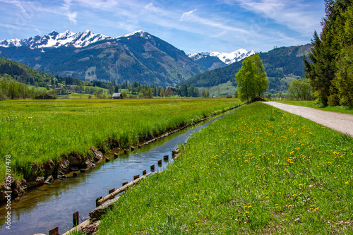 Wanderweg und Bach in den Alpen