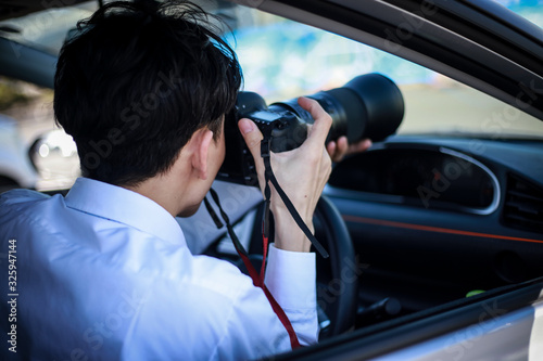 車内から写真を撮る男性