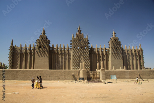 stary zabytkowy gliniany meczet w dżennie, mali, afryka