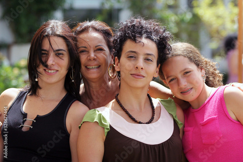 mulheres sorridentes ao ar livre no final de tarde