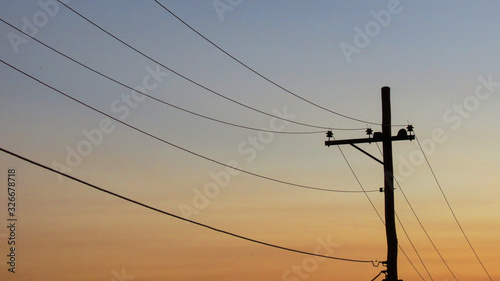 fios de poste de energia no por do sol