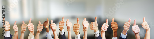 Business Gruppe mit Thumbs up Zeichen