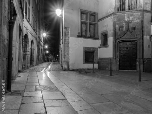 Ballade en vélo, à Lyon, de jour comme de nuit, photo monochrome