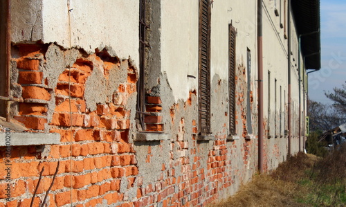 umidità di risalita sui muri della cascina - danni