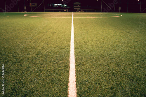 Widok sztucznej murawy z linii środkowej boiska piłkarskiego