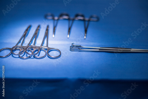Material quirúrgico sobre mesa de quirófano estéril preparado para operar en laparotomia abierta