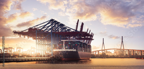 Container Schiff Hamburg Hafen