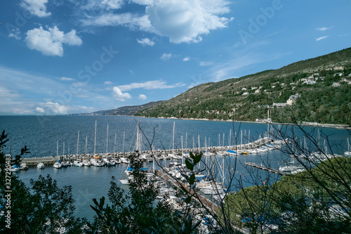 Grignano e il golfo di Trieste sul mare Adriatico con il porto in una bella giornata