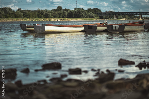 Łódki zacumowane u brzegu rzeki 