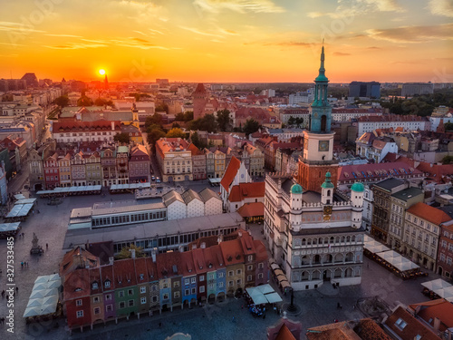 Zachód słońca nad Poznaniem, Stary Rynek i ratusz