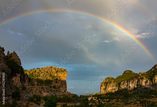 Monte Tisiddu Regenbogen Abend Sonnenuntergang Stimmung Berge Landschaft Aussicht Panorama Hügel Horizont Wolken Tourismus Mittelmeer Sardinien Nuoro Jerzu Ulassai wild Felsen karst Kalk Höhlen 