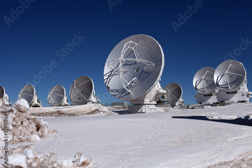 Radioteleskop Array ALMA in Chile, Atacama, Parabolantennen vor blauem Himmel mit Wolken