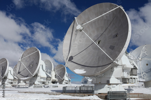 Radioteleskop Array ALMA in Chile, Atacama, Parabolantennen vor blauem Himmel mit Wolken
