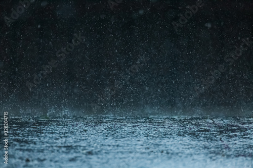 土砂降りの雨