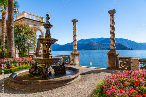 La monumentale fontana in un giardino di una meravigliosa villa sul Lago di Como, Lombardia, Italia