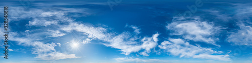 Nahtloses Panorama mit weiß-blauem Himmel in 360-Grad-Ansicht mit schöner Cumulus-Bewölkung zur Verwendung in 3D-Grafiken als Himmelskuppel oder zur Nachbearbeitung von Drohnenaufnahmen