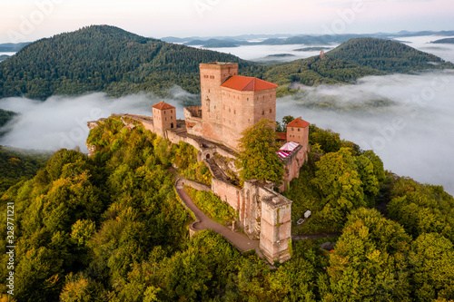 Burg Trifels Luftaufnahme bei Nebel