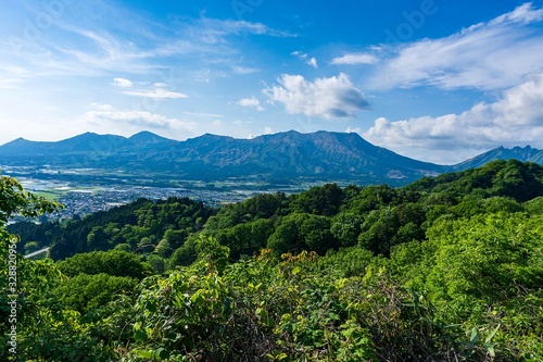 新緑の季節 晴天の絶景阿蘇五岳 阿蘇山を背景に 田舎町の街並み 新緑風景イメージ 日本 高森峠 南東から撮影 Fresh green season Superb view of fine weather Aso Godake Japan Takamori Pass taken from the southeast