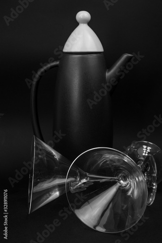 bianco e nero composizione vaso e bicchiere