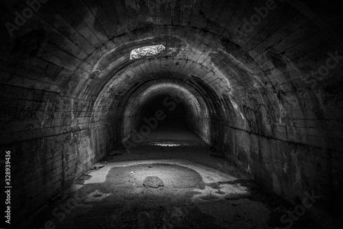 Tunel oscuro de desague de agua de las cloacas.