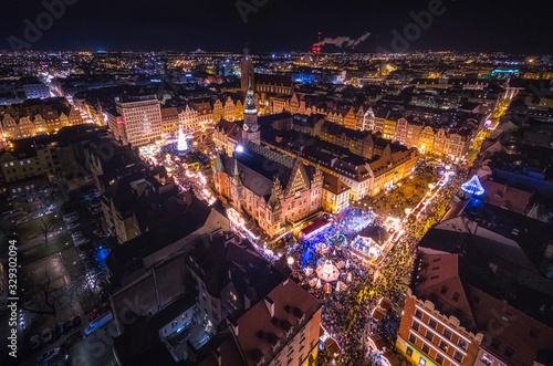 Jarmark Bożonarodzeniowy na rynku we Wrocławiu, widok z lotu ptaka