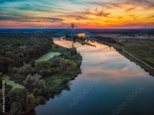 Most Rędziński na rzece Odrze we Wrocławiu, o zachodzie słońca, widok z lotu ptaka