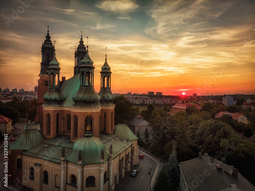 Wieże katedry poznańskiej na tle sylwety Poznania, widok z lotu paka