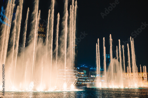 Dubai Dancing Fountain the wonderful evening show