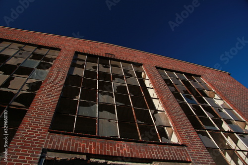 Budynek, czerwona cegła, niebo, szkło, popękane szyby, ruiny, stara fabryka