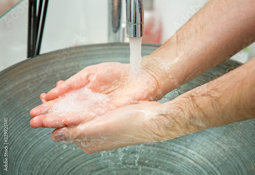 Mężczyzna myjący ręce