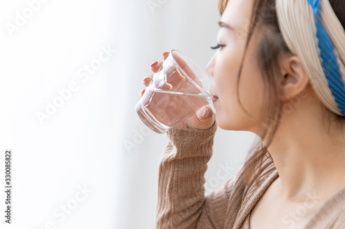 水を飲む女性