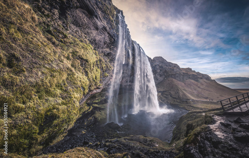 La suggestiva Seljalandsfoss. Una tra le più famose cascate islandesi, caratterizzata da un sentiero che consente il transito anche dietro la cascata.